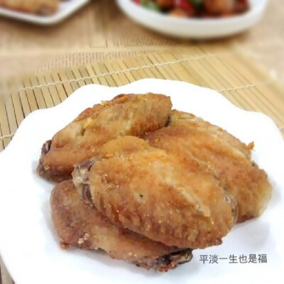 香辣炸鸡翅 材料 鸡翅中 l0个 味好美脆皮香辣炸鸡配料 1包 作法 1.把鸡翅洗净，用刀子割上两道，加入盐，料酒，胡椒粉，葱，姜，蒜腌制八小时以上;香辣炸鸡翅 2.将炸鸡粉倒在浅盘上，从冰箱取出腌好的鸡翅，将鸡翅…