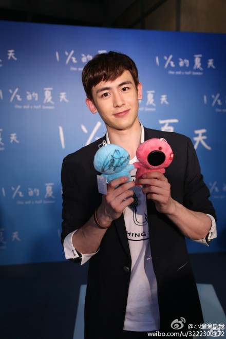 #一又二分之一的夏天#发布会，拿着两只公仔的尼萌萌~~ #Nichkhun# cr：小编编是我