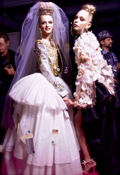 美呆了的一对可人儿??！Vlada Roslyakova &amp; Tanya Dziahileva, Backstage Christian Lacroix Couture S/S 2009...