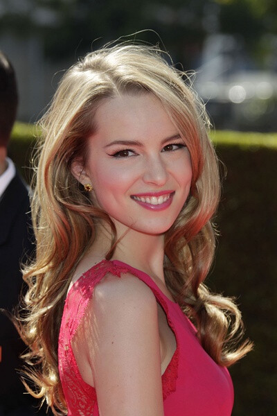 Bridgit Mendler（1992年12月18日—）女演员、音乐家及女流行乐歌手.2010年，主演成名作《查莉成长日记》。2011年，迎来了迪士尼原创音乐电影《柠檬大嘴巴》。