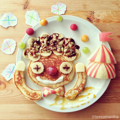 Eat pancakes and enjoy the Clown Show *(^o^)/*