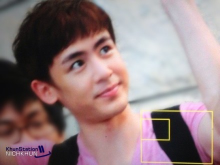 【PIC】130726 #Nichkhun# 25日Khun下班预览图 拍摄：心凌 #Nichkhun 宁静致远 微笑面对#~~记得要维护好现场秩序哦