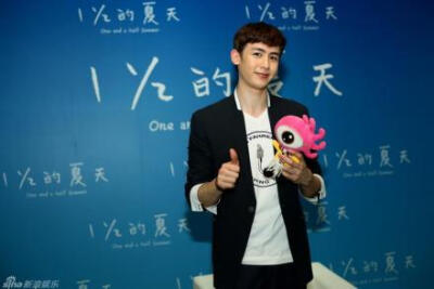 【PIC】130726 #Nichkhun# 新浪韩娱独家对话Khun的采访高清图4P cr:新浪韩娱 #Nichkhun 宁静致远 微笑面对# ~Khun和小浪~比比谁是大眼睛啊