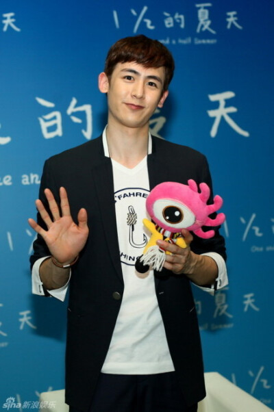 【PIC】130726 #Nichkhun# 新浪韩娱独家对话Khun的采访高清图4P cr:新浪韩娱 #Nichkhun 宁静致远 微笑面对# ~Khun和小浪~比比谁是大眼睛啊