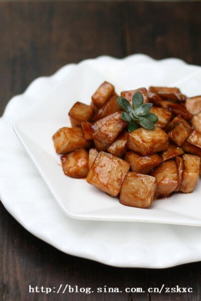 茄汁杏鲍菇 材料 杏鲍菇 250克 生抽 1/2汤勺 盐 1茶勺 黑胡椒粉 少许 番茄沙司 2汤勺 糖 1茶勺 淀粉 少许 作法 1.杏鲍菇洗净，切小块，用盐、黑胡椒粉腌10分钟; 2.用少许干淀粉抓匀，入油锅中火炸5分钟后捞出…