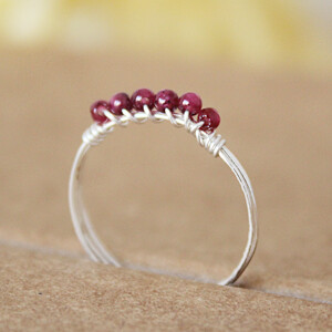 本人手很小，网上很多漂亮的戒指都戴不了，这款戒指定做了7号，刚好戴在无名指上，很漂亮哦，包装也很仔细，盒子很有味道，还送了小礼物，客服很赞哦，