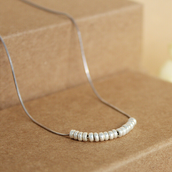 项链带上了感觉不错哦，项链的小细节都处理的很秀气，谢谢小礼物，虽然小赠品不怎样，但是心意我很喜欢