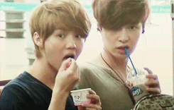 一起把勺和管放到嘴里 有同时拿了粗来