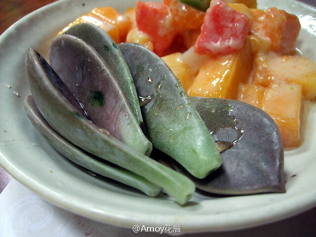 有关多肉的料理在这几年逐渐流行，尤其是台湾【石莲花】（大部分是指胧月）相关的菜已不少，常出现在餐前小点、自助区的沙拉材料、与刺身相关的拼盘中，还有部分街边小店会售卖【石莲花汁】，口感微酸爽滑。[心]说不定将来大陆地区也会流行？到那时我们是不是可以去菜市场顺一袋胧月回来榨汁呢？