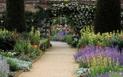 Mottisfont Abbey Rose Gardens (National Trust) Mottisfont修道院玫瑰花园 （Hampshire, England）是英国最优秀的玫瑰花园之一，在园中种植着英国国家收藏的玫瑰品种，可追溯到数百年前。每年的夏季是最适合游览花…