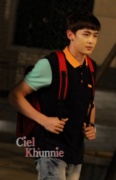 【PIC】130731 #Nichkhun# 30日拍摄现场图4P 拍摄：小C #Nichkhun 宁静致远 微笑面对# 我们的张灏学长是发光体～～