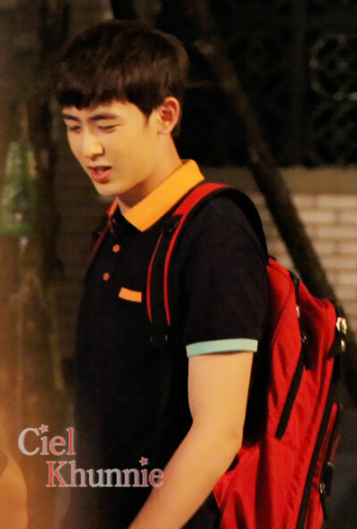 【PIC】130731 #Nichkhun# 30日拍摄现场图4P 拍摄：小C #Nichkhun 宁静致远 微笑面对# 我们的张灏学长是发光体～～