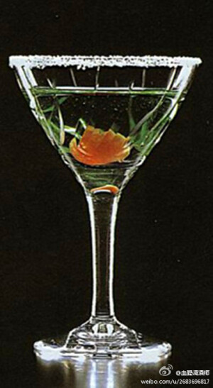 【青珊瑚Aoi Sangosho Cocktail】在杯口装饰雪景，给人一种凉爽的感觉，薄荷的绿色表现了青珊瑚~材料：辛辣金酒2/3，薄荷酒1/3，红樱桃1个，砂糖少许 制法：(1)将辛辣金酒、薄荷酒倒入雪克杯中摇和；(2)将摇和好的酒倒入沾了糖边的鸡尾酒杯中，然后将樱桃沉入杯底