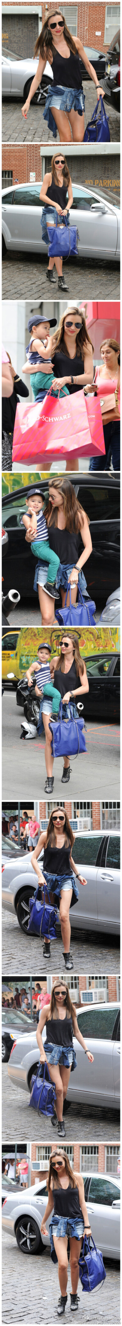 #模特街拍#—— #Miranda Kerr# took her son, Flynn, on a shopping spree at famed toy store FAO Schwarz in NYC today。 2013.07.28 HQ（#高清组图#）