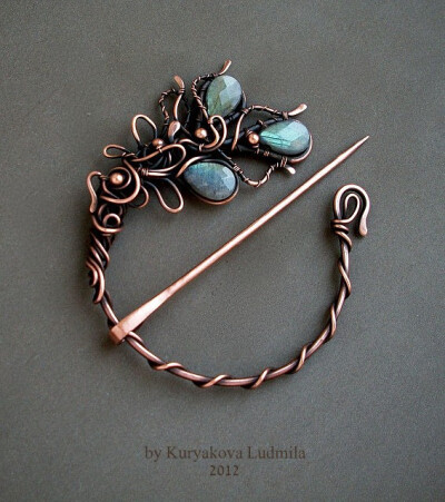 Copper brooch with labradorite brooch made ​​entirely by hand without the use of solder and heat