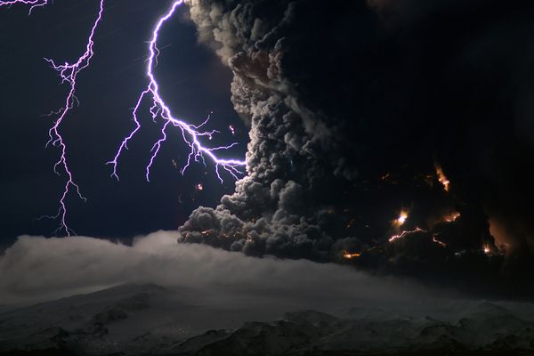 2010年冰岛埃亚菲亚德拉火山爆发，它喷发形成的紫色纹状闪电恰好被摄影师捕捉到。图片来自nationalgeographic