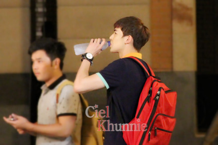 【PIC】130801 #Nichkhun# 7月30日拍摄现场图4P 拍摄：小C #Nichkhun 宁静致远 微笑面对#