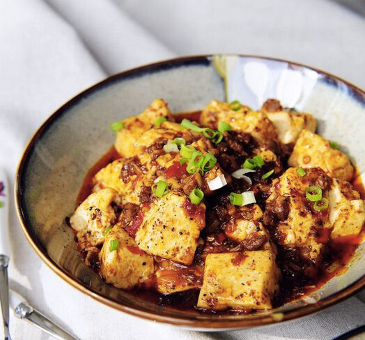 【麻婆豆腐】最近新浪微博里有个奥运国旗料理，组成中国国旗的就是麻婆豆腐—这道最简单又最有名的川菜。这道川菜馆里点击率极高的下饭菜——麻婆豆腐，具有麻、辣、烫、嫩、酥、香、鲜的独特风味，在家也可以轻松做。YIN。