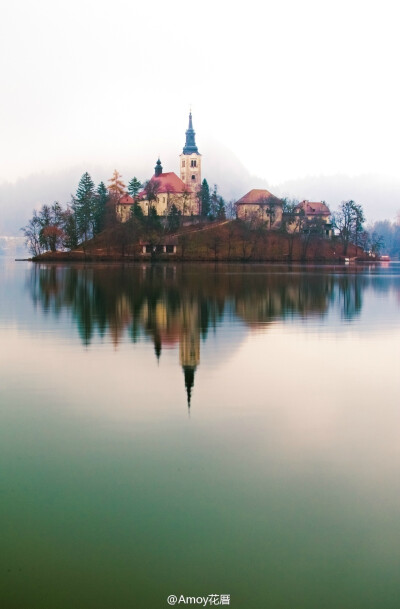 斯洛文尼亚布莱德湖（Lake Bled ）中心的天然岛屿，是一座极美的与树林结合的岛屿，岛上的Assumption Church宛如童话书封面，与背景阿尔卑斯山脉融为一体。