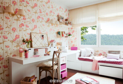 田园书房，小碎花的墙纸，最主要的是还有一个温馨的飘窗~