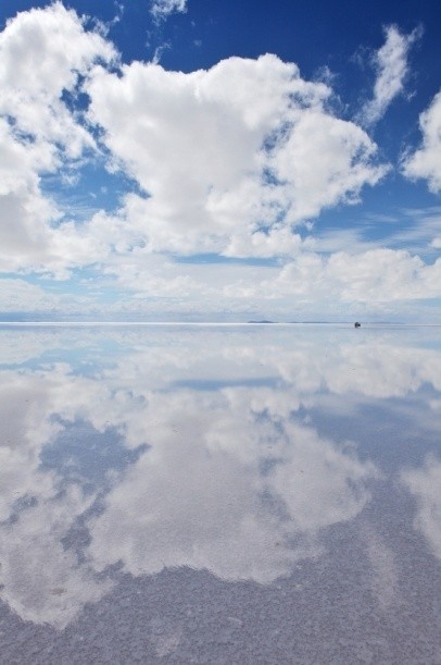 玻利维亚乌尤尼盐沼。在雨后，这片湖面会像一面镜子，反射出蓝天的蓝色，这就是传说中的“天空之镜 ”，是真正的‘世界尽头与冷酷仙境’