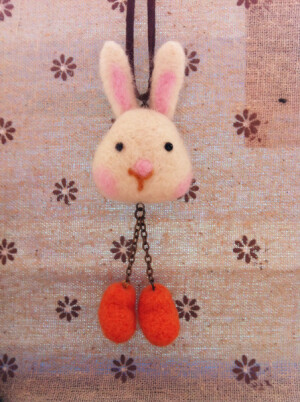 羊毛毡戳戳乐【穿靴子的小兔兔】毛衣链——猩猩妈妈的手工小铺