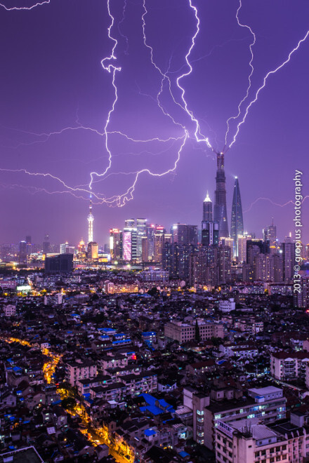 2013: Lightning! 闪电击中刚刚封顶的目前中国的最高大楼上海中心和东方明珠 August, 4 2013 Shanghai