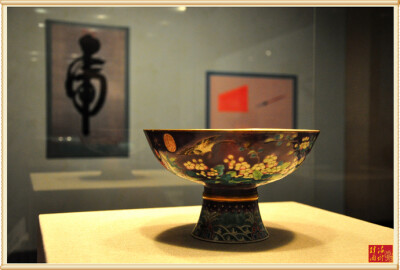  这些浓艳华丽的瓷器，代表了那个时代的宫廷风尚，也展现了慈禧个人的审美追求和取向。