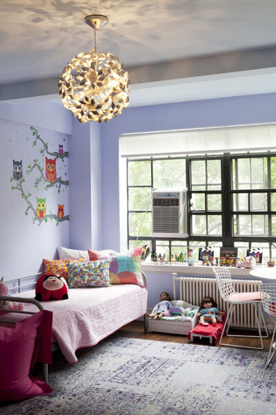 各种浅色调的床品、布娃娃和墙画装饰，给小公主一个可爱的休息空间。