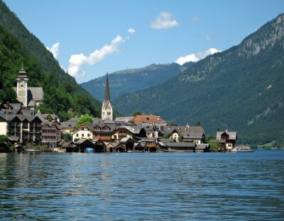 世界上最美的“木头镇”。奥地利的哈尔施塔特（Hallstatt）被称作“世界上最美的小镇”，处在阿尔卑斯山和哈尔施塔特湖之间美丽安谧的峡谷中，直到一个世纪前，人们只能通过划船或者驮畜到达这里。其实，哈尔施塔特…