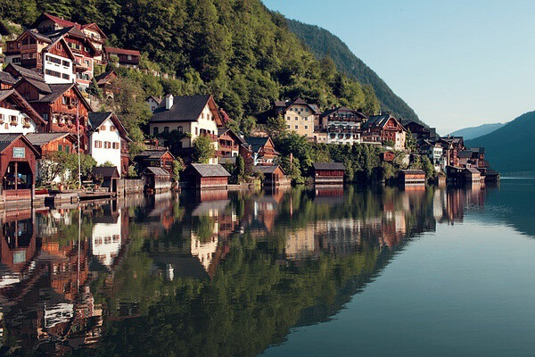 世界上最美的“木头镇”。奥地利的哈尔施塔特（Hallstatt）被称作“世界上最美的小镇”，处在阿尔卑斯山和哈尔施塔特湖之间美丽安谧的峡谷中，直到一个世纪前，人们只能通过划船或者驮畜到达这里。其实，哈尔施塔特的居民更喜欢把自己的家乡称作“木头镇”。