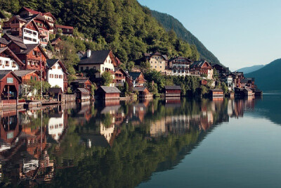 世界上最美的“木头镇”。奥地利的哈尔施塔特（Hallstatt）被称作“世界上最美的小镇”，处在阿尔卑斯山和哈尔施塔特湖之间美丽安谧的峡谷中，直到一个世纪前，人们只能通过划船或者驮畜到达这里。其实，哈尔施塔特…