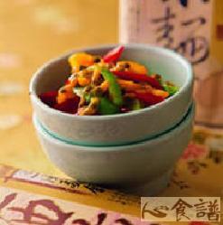 三色百香果泡菜 材料 百香果10个，红甜椒1个，黄甜椒1个，青椒1个，糖1/3杯 三色椒百香果泡菜的做法 (1)将百香果洗净后彻底沥干水份，切开百香果挖取果籽与果汁，放入容器中备用。 (2)将红、黄甜椒与青椒洗净，由蒂头处往内压即可去籽并切开洗净沥干水份后，切成长5公分、宽0.5公分的长条备用。 (3)将三色椒片、百香果汁(含籽)与糖一起拌匀至糖溶化，容器加盖冷藏腌渍约半天以上入味即可食用，冷藏约可保存3～5天。