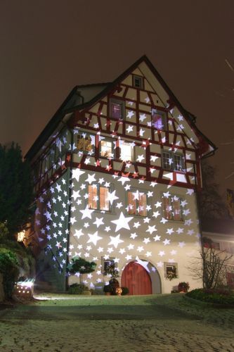 我期待一次这样的旅行：住在一间安静优美的小屋，在鸟鸣中起床，推窗有花香铺面而来。早餐过后，在阳光温暖的抚摸里，我们骑车踏青或光脚奔跑。累了，我们就躺在绿草的清凉中，看天空湛蓝如洗。入夜，我们一起数繁星…