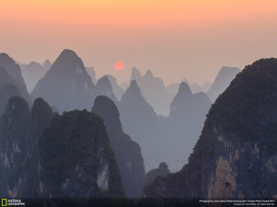 2013国家地理旅行者摄影比赛作品 广西，老宅山顶的漓江日落，摄影James Bian