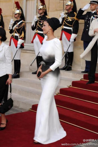 #衣哥推荐时尚人物# 【王妃中的女神】Kate王妃生子让大家对王室贵族更为关注，今天随衣哥来了解另外一位“只穿高级定制”的王妃——卡塔尔莫扎王妃(H.H. Sheikha Mozah)。王妃会定期要求Chanel、Valentino、Dior等一…