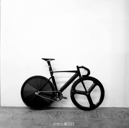 【死飞来了！】这些自行车俗称“死飞”，英文叫Fixed Gear，中文又叫竞轮，是来自New York Old School的单车文化，最初是以前国外的邮差用车，后来才被添加了时尚的元素，成为潮车。好想入手一辆！