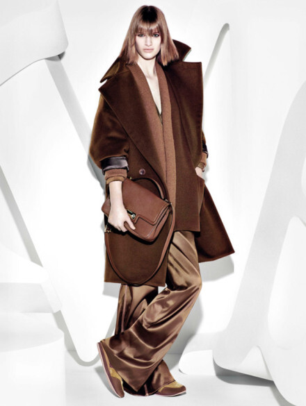 Max Mara F/W 2013 Campaign - 老佛爷新宠Ashleigh Good近日拿下RUSSH杂志的九月刊封面，又成为Max Mara 2013秋冬季的代言人。广告由Mario Sorrenti掌镜，Carine Roitfeld造型，Ashleigh Good身穿Max Mara数套驼色oversize外套和睡裤形的松软长裤，充满都市时尚先锋的魅力。全图：http://t.cn/zQ6JOBQ