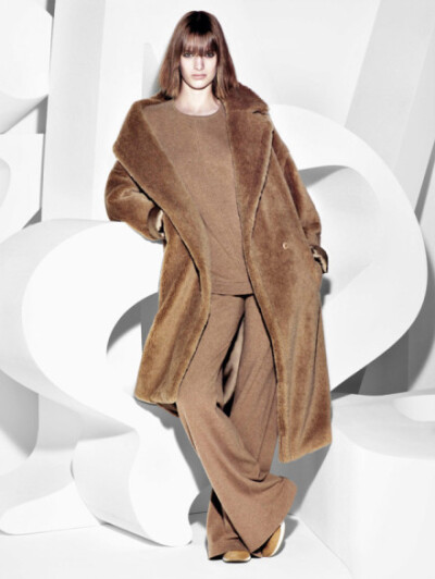 Max Mara F/W 2013 Campaign - 老佛爷新宠Ashleigh Good近日拿下RUSSH杂志的九月刊封面，又成为Max Mara 2013秋冬季的代言人。广告由Mario Sorrenti掌镜，Carine Roitfeld造型，Ashleigh Good身穿Max Mara数套驼色ov…