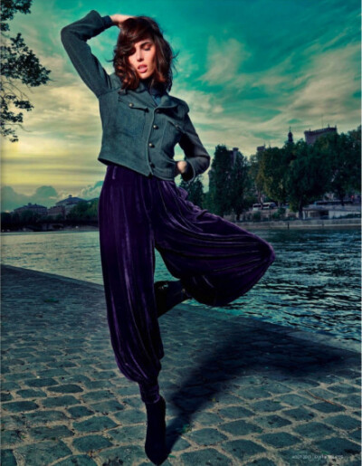 Ruby Aldridge for L'Officiel Paris August 2013 - Ruby Aldridge登上法国版L'Officiel封面大片，穿上时装化身复古名伶，游走在油画质感的光明之城，充满冲突与张力的美妙画面与电影《午夜巴黎》的那张男主角游走在…