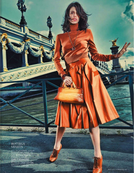 Ruby Aldridge for L'Officiel Paris August 2013 - Ruby Aldridge登上法国版L'Officiel封面大片，穿上时装化身复古名伶，游走在油画质感的光明之城，充满冲突与张力的美妙画面与电影《午夜巴黎》的那张男主角游走在梵高《星夜》下的巴黎的海报有着异曲同工之妙。全图：http://t.cn/zQbCcoF