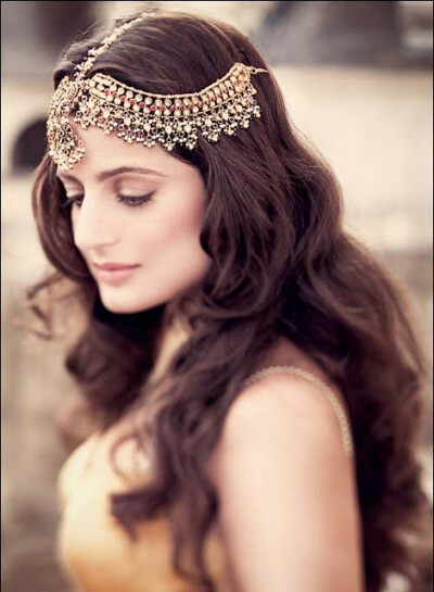 A hair accessory called Maangtika is worn on the central parting of the hair of the bride mostly made out of gold and embellished with semi precious stones, pearls or diamonds.