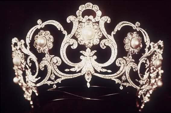 Made for Queen Margherita, who was queen of the newly-unified Italy from 1878 to 1900, by Musy. It’s a versatile tiara that can be worn in various configurations.