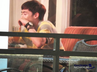 【PIC】130807 #Nichkhun# 昨日拍摄现场图2P~ 拍摄：笑笑 #Nichkhun 宁静致远 微笑面对# khunnie喝个饮料都在卖萌