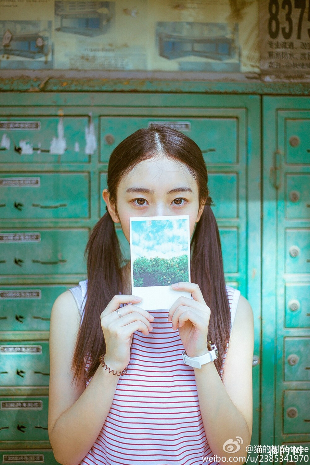 18岁的你在做什么？给喜欢的人寄一张名信片。想着一定要远行一次就好。穿着当时并不喜欢的校服。还是睡在教室的课桌上发呆，任由自己的少女情怀泛滥。我们总是怀念过去，其实不仅是怀念那段时光，更是怀念那个时候陪在自己身边的那群人和最美好的自己