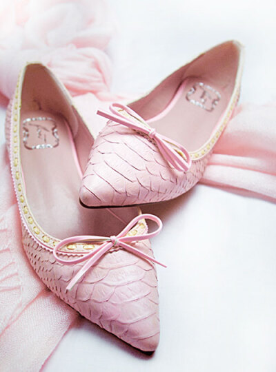 尖头粉红色单鞋