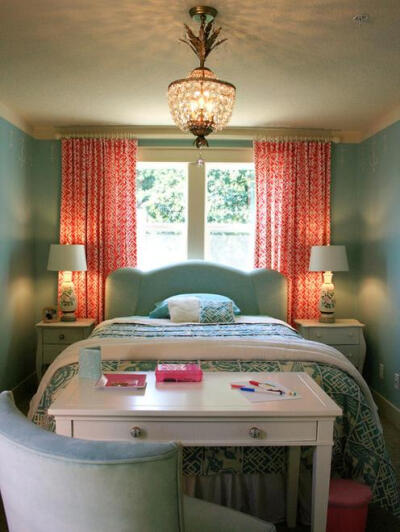 法式风格 这款略微成熟的女孩房，经典的蓝白色家居、别致的吊灯、水红色的窗帘相得益彰，呈现成熟中略带柔软的外观。