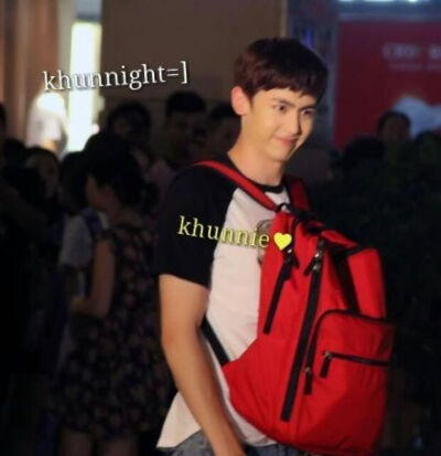 【PIC】130808#Nichkhun# 6日拍摄现场图1P 拍摄：小C#Nichkhun 宁静致远 微笑面对# 今天拍摄结束后khun演员请了剧组吃了Pizza！我们买单帝，请客帝！那都是剧组各个都是暖暖的温馨的家庭一员！大家相处的很融洽，新…