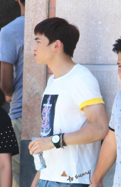 20130808#nichkhun##一又二分之一的夏天#尼坤探班无剧透照片~接下来是移动画报的矿泉水CF~喝水就喝吧还鼓鼓脸神马的&gt;&lt;【转载请注明出处谢谢~】