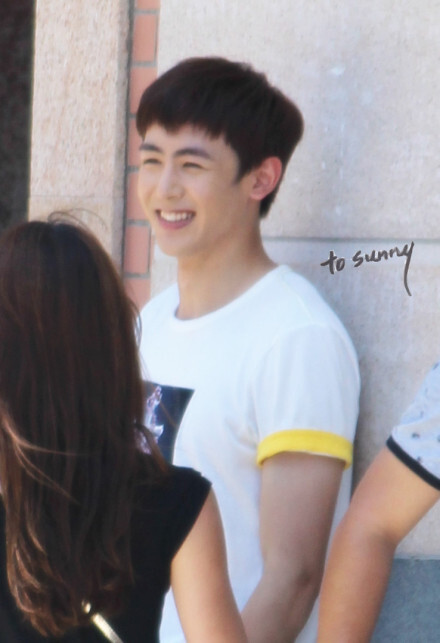 20130808#nichkhun##一又二分之一的夏天#尼坤探班无剧透照片~接下来是移动画报的矿泉水CF~喝水就喝吧还鼓鼓脸神马的&gt;&lt;【转载请注明出处谢谢~】